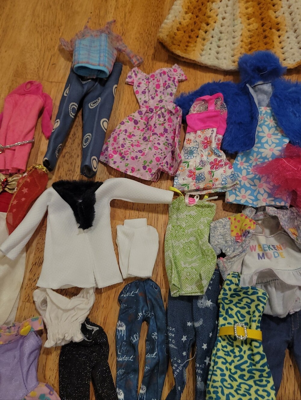 🎀 BARBIE CLOTHES & SHOES.             53 PCS